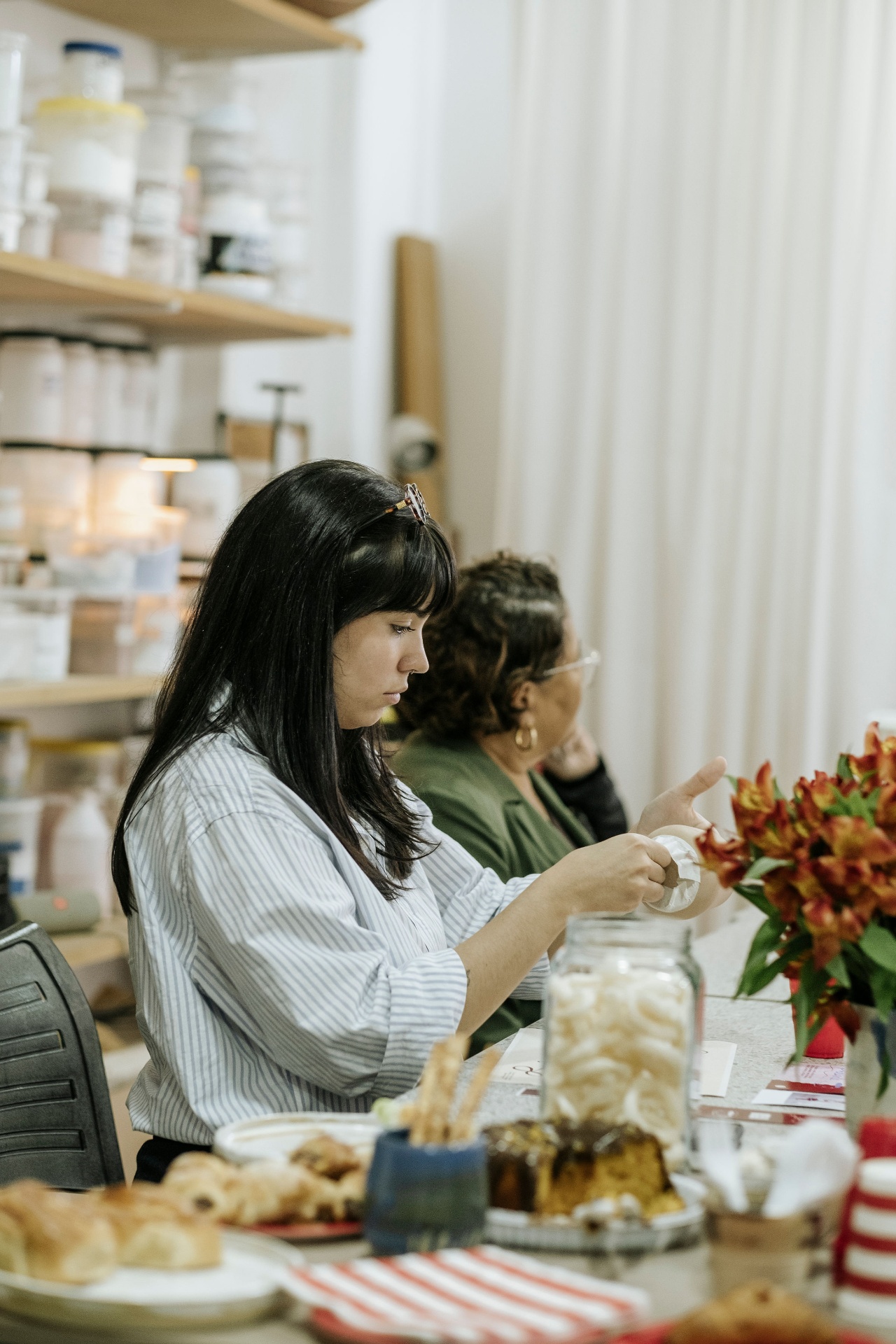 Mesa posta com café e flores no encontro
