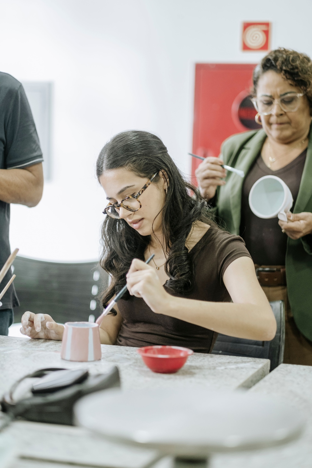 Esmaltação de peça cerâmica