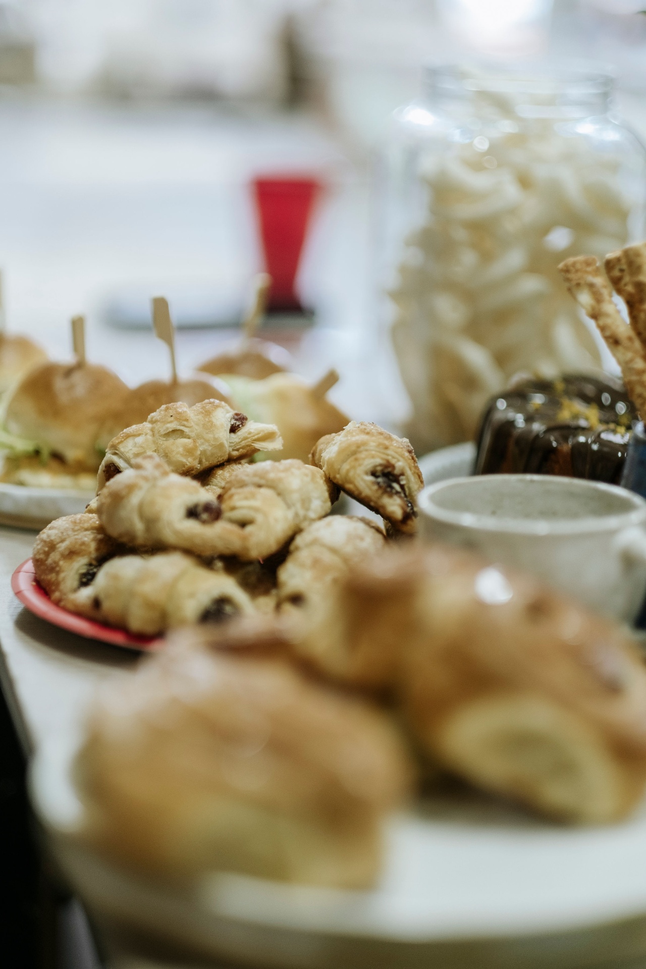 Croissants e doces sobre a mesa